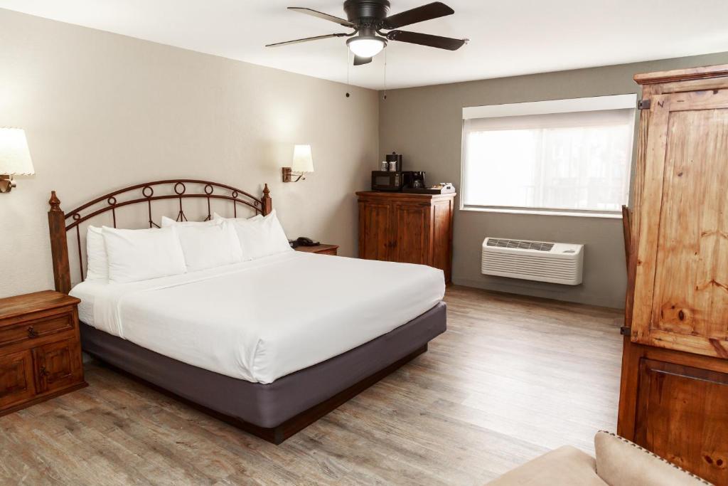 Aarchway Inn - Deluxe King Suite