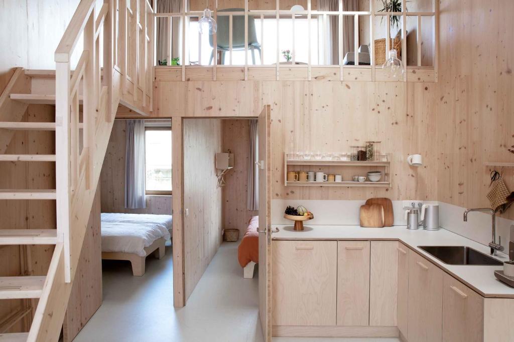 miniaturowy domek z kuchnią i łóżkiem piętrowym w obiekcie Noorderbed w Amsterdamie