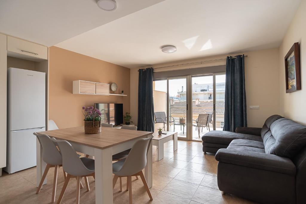 cocina y sala de estar con mesa y sofá en Nuevo apartamento en playa con aire acondicionado MASBO 3, en Moncófar