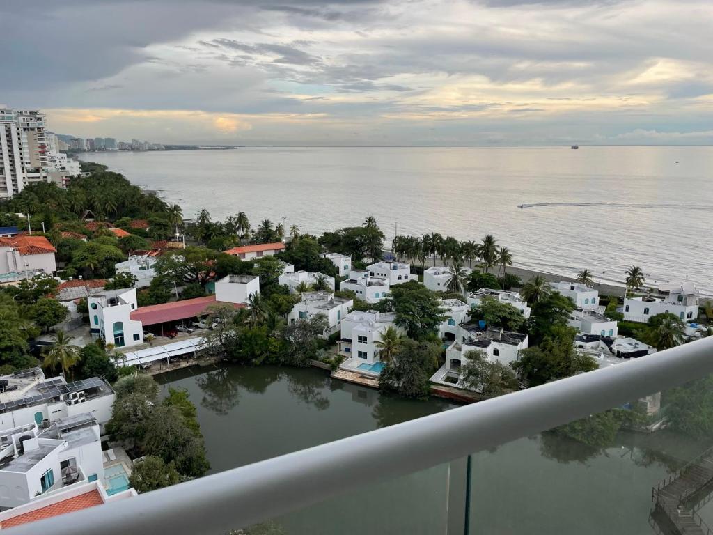 - Balcón con vistas a la ciudad y al agua en Espectacular Apartamento Sierra Beach Resort en Santa Marta