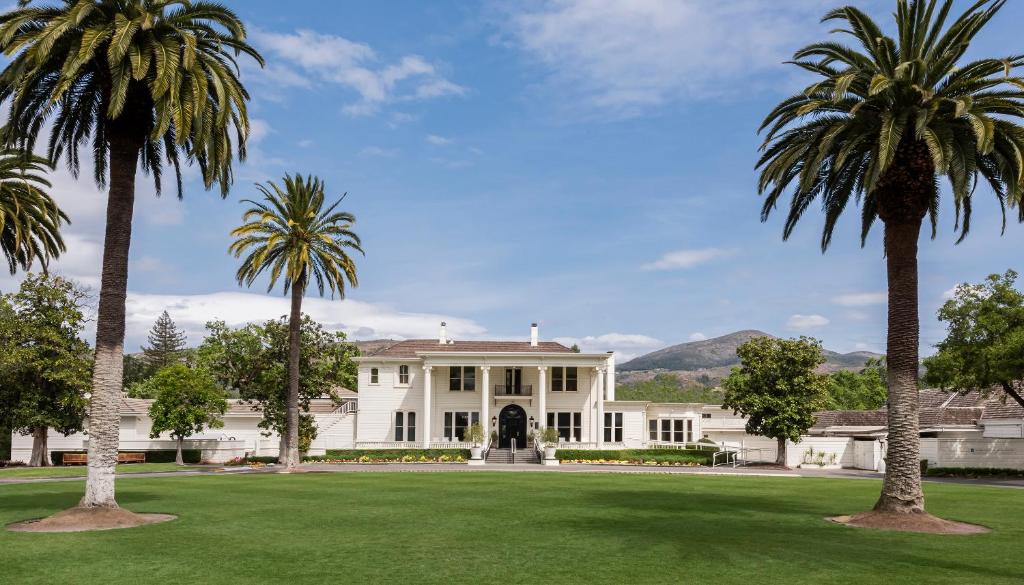 una casa blanca con palmeras delante en Silverado Resort, en Napa