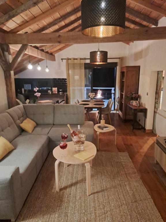 salon z kanapą i stołem w obiekcie Maisonnette vue sur forêt w mieście Campagne