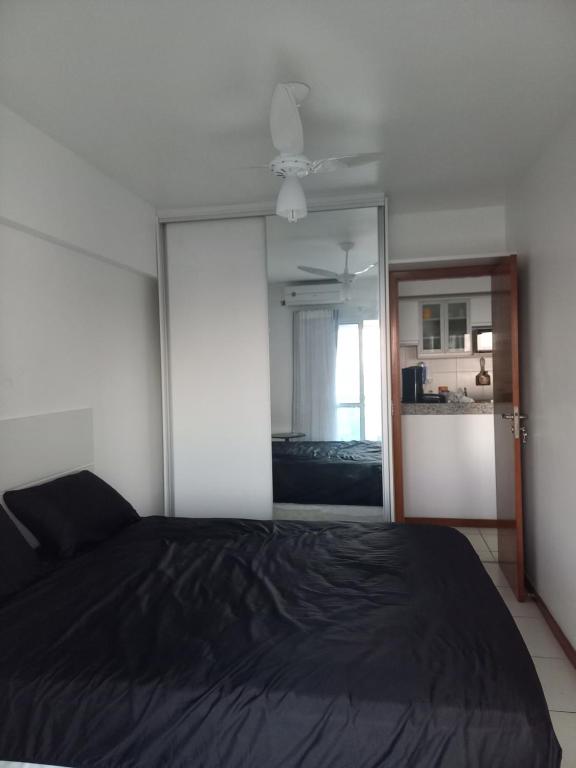 um quarto com uma cama grande e um espelho em Apartamento Barra Sky Vista Mar em Salvador