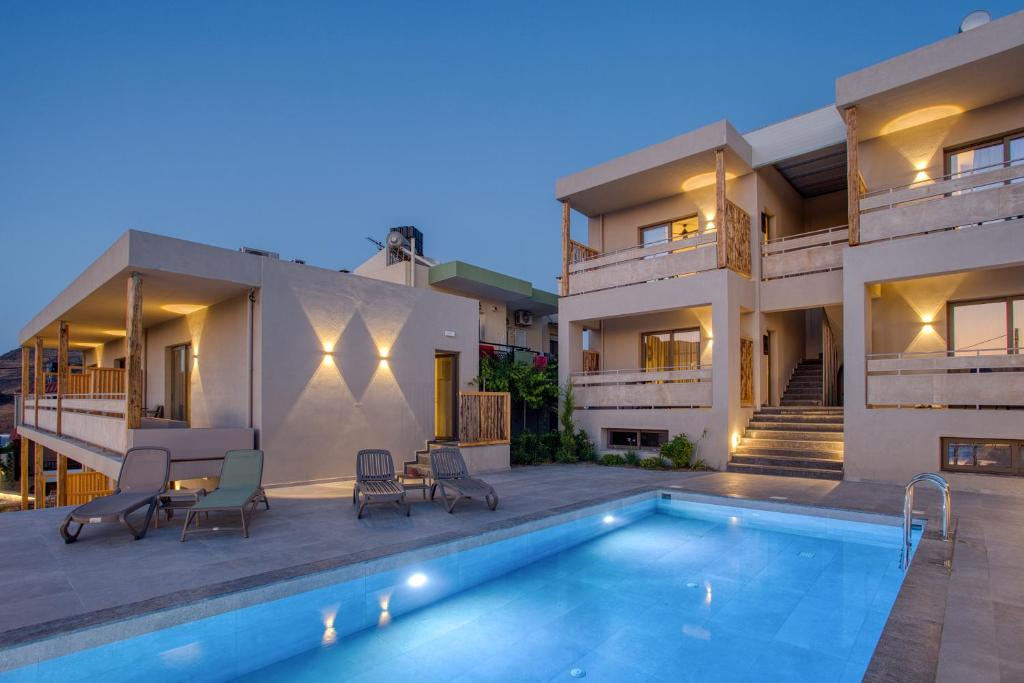 uma villa com piscina em frente a uma casa em Casa D'Oro Suites by Estia 'Adults Only' em Panormos - Rethymno