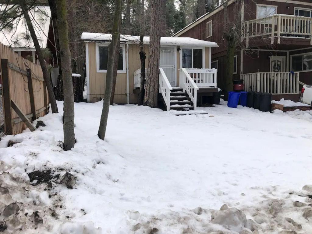 Cozy Cabin! 6 Minute Drive to Lake Gregory - Housity