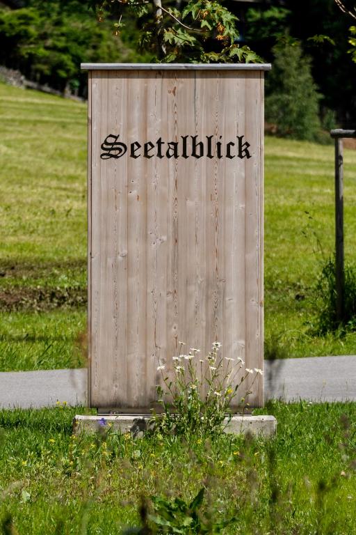 Certifikát, hodnocení, plakát nebo jiný dokument vystavený v ubytování Seetalblick