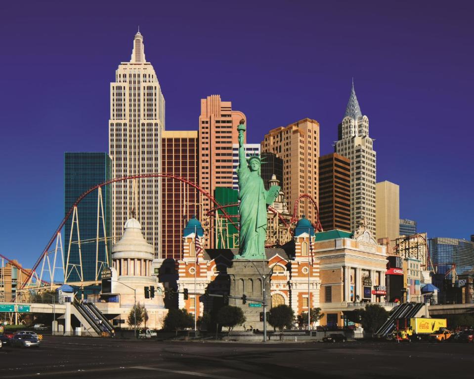 uma estátua da liberdade em frente ao horizonte da cidade em New York-New York em Las Vegas