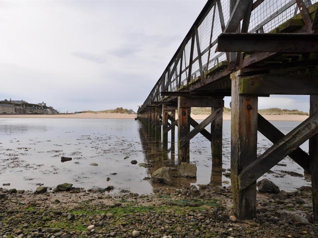 eine Holzbrücke über einen Wasserkörper in der Unterkunft Norland B & B in Lossiemouth
