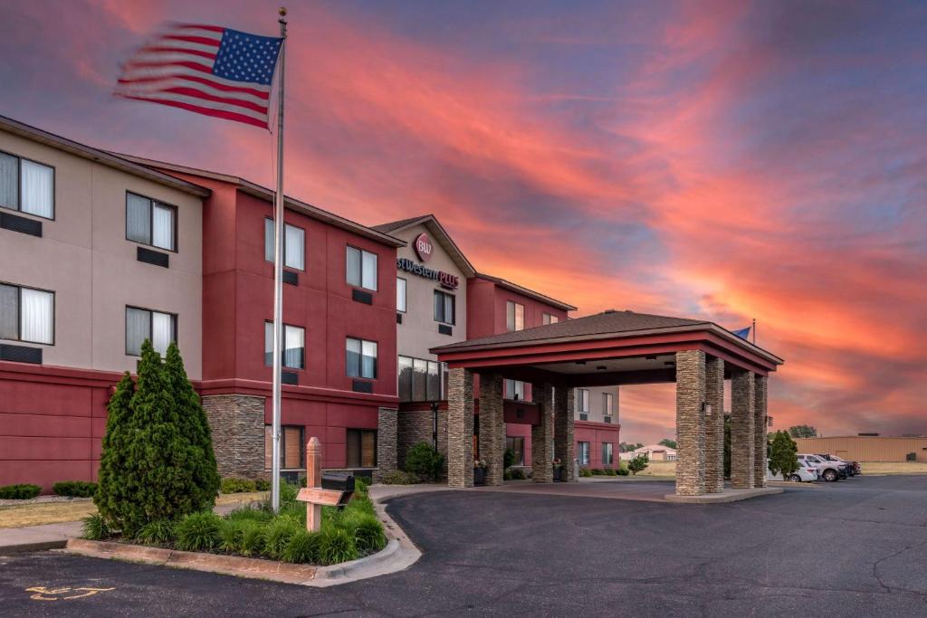 un'immagine di un hotel con bandiera americana di Best Western Plus Chelsea Hotel a Monticello