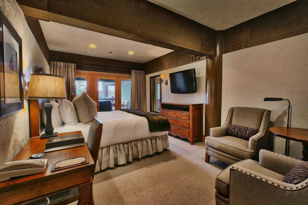 Et tv og/eller underholdning på Deluxe King Room with Hot Tub Hotel Room