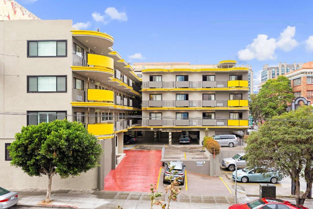 un edificio de apartamentos con una alfombra roja delante de él en Best Western Red Coach Inn, en San Francisco