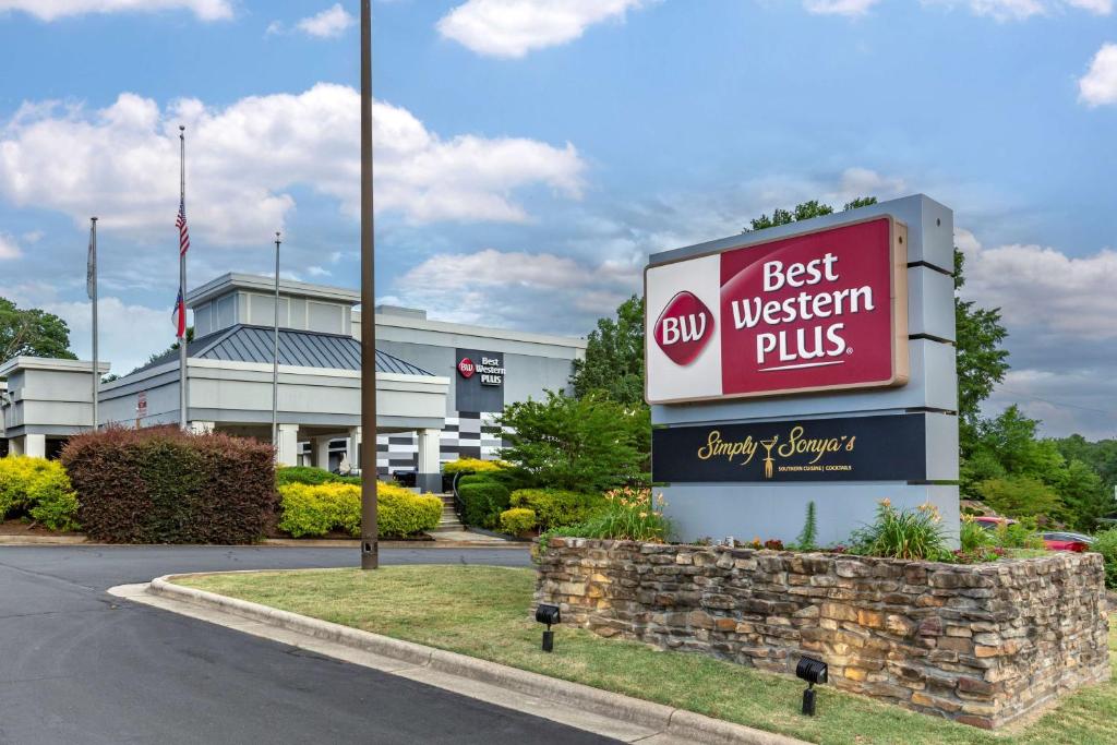 ein bestes westliches Plus-Schild vor einem Gebäude in der Unterkunft Best Western Plus University Inn in Winston-Salem