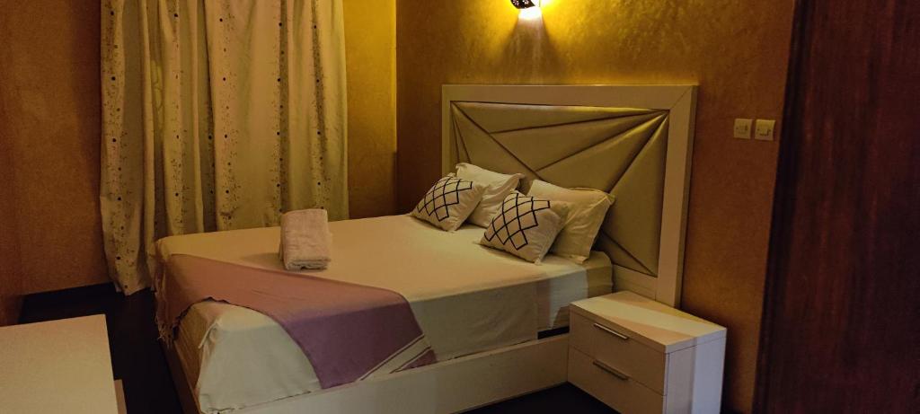 Säng eller sängar i ett rum på Mirleft Luxury Apartement