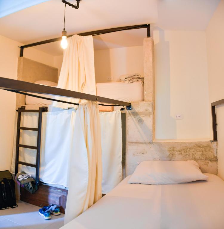 a bunk bed in a room with a window at Distrito Hostel in Santa Marta