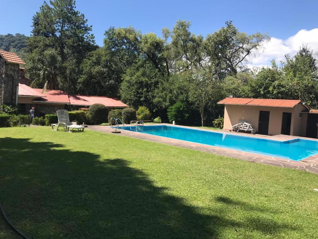 un gran patio con piscina frente a una casa en Aco Ranch - Los Nogales - Yala in 