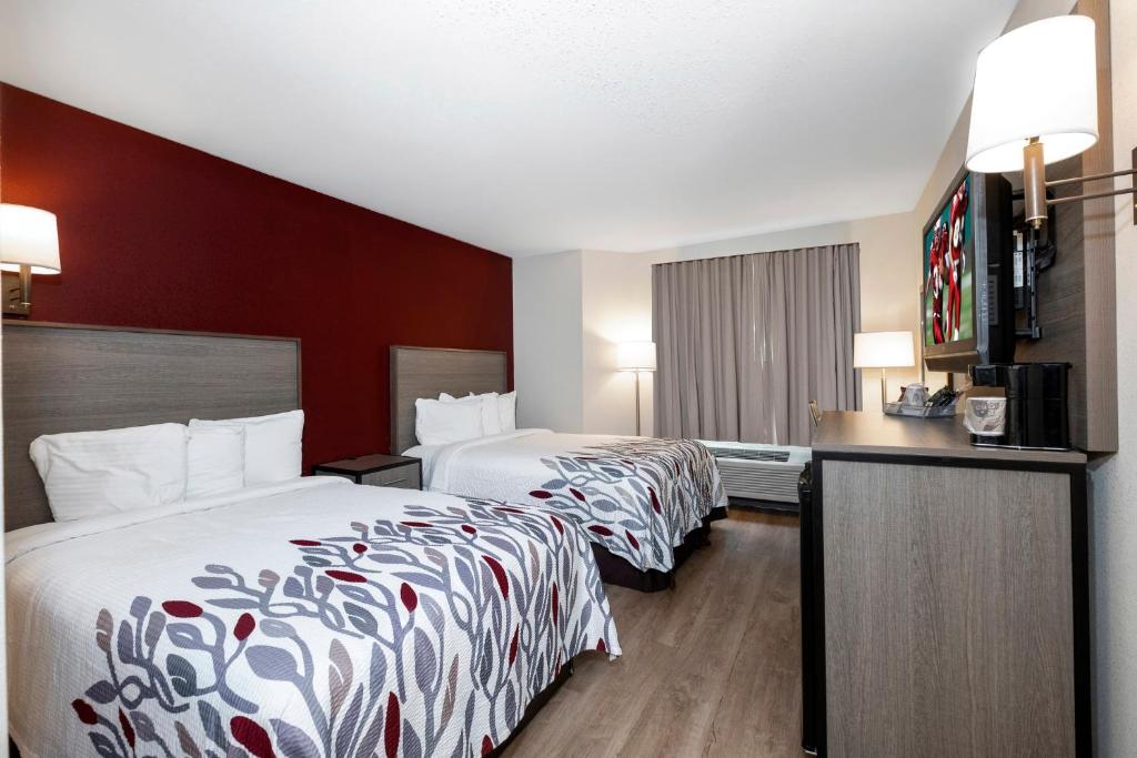 Red Roof Inn Clifton Park - Deluxe Room With Two Queen Beds Smoke Free