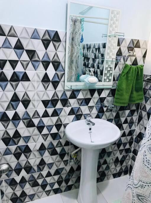 un bagno con lavandino e specchio di Apto 2Habitaciones con Aire y Vista al Malecón de Samaná a Santa Bárbara de Samaná