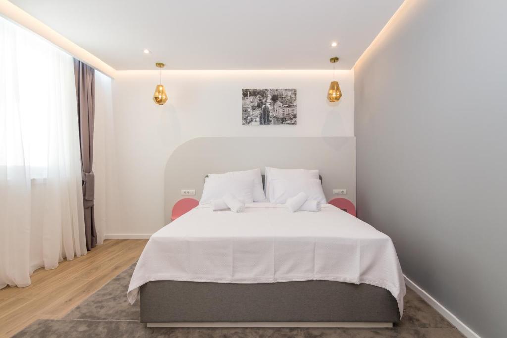 Postel nebo postele na pokoji v ubytování Mayisa Apartments
