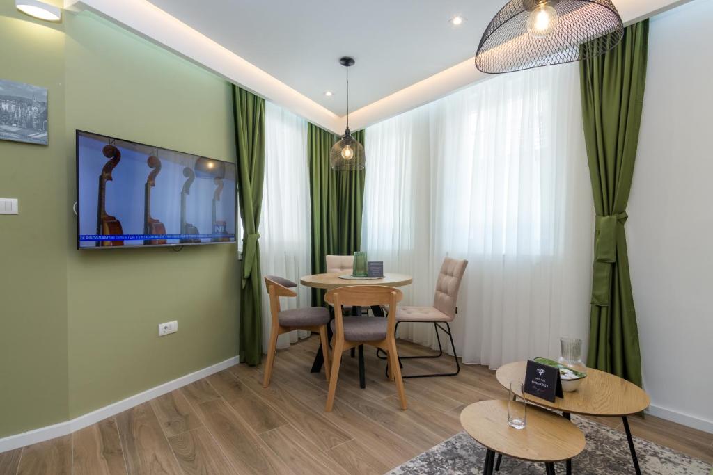 TV a/nebo společenská místnost v ubytování Mayisa Apartments