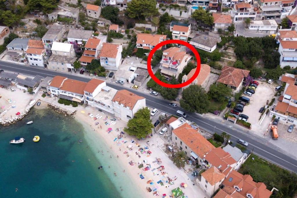z góry widok na plażę z czerwonym krągiem w obiekcie Apartments by the sea Sumpetar, Omis - 11462 w mieście Jesenice
