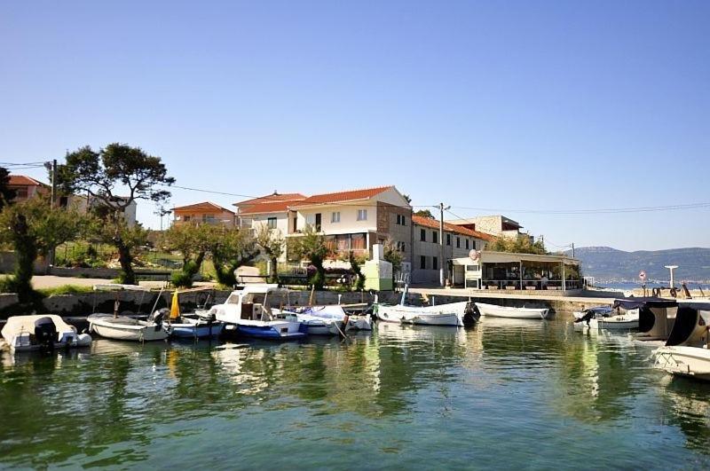 Eine Gruppe von Booten liegt in einem Hafen vor Anker. in der Unterkunft Apartments by the sea Slatine, Ciovo - 11565 in Slatine