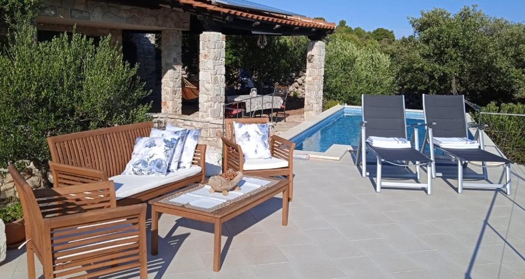 Bazén v ubytovaní Seaside family friendly house with a swimming pool Cove Pernatice, Drvenik - 11590 alebo v jeho blízkosti