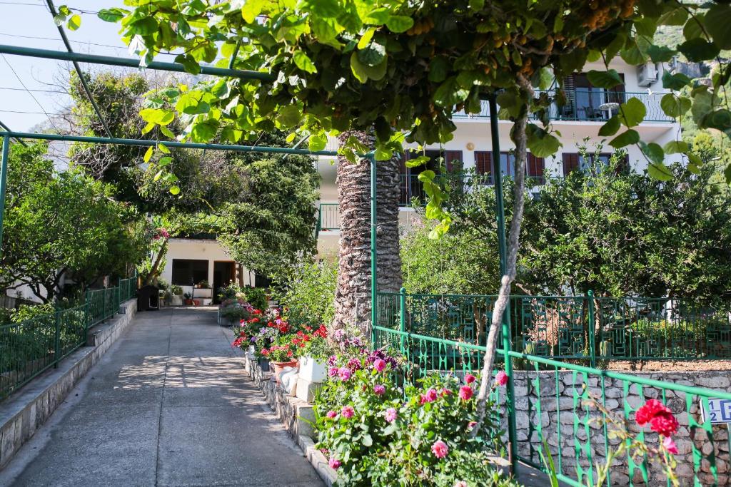 Vonkajšia záhrada v ubytovaní Apartment Podaca 11588a