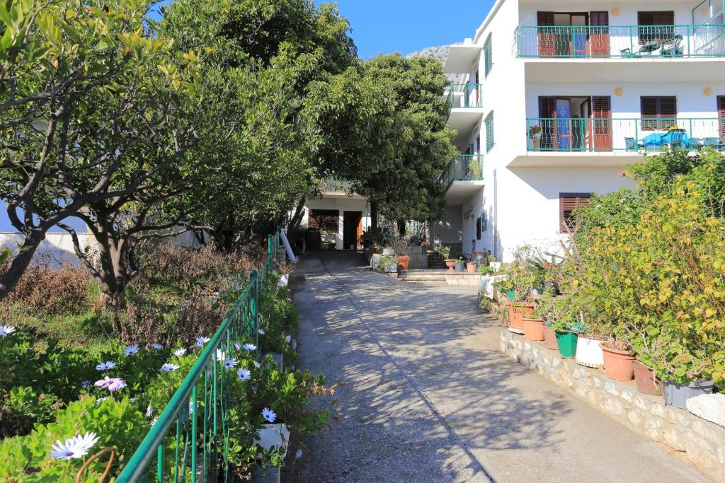 Vonkajšia záhrada v ubytovaní Apartment Podaca 11588a