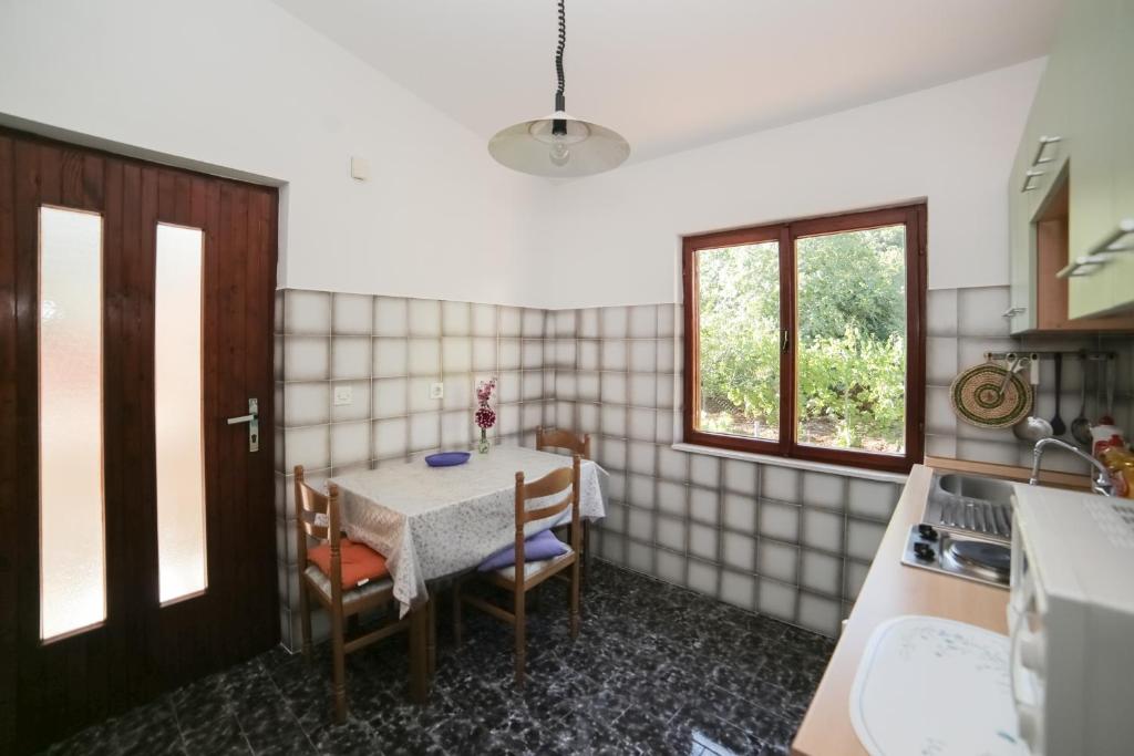 Kuchyňa alebo kuchynka v ubytovaní Apartment Podaca 11588a