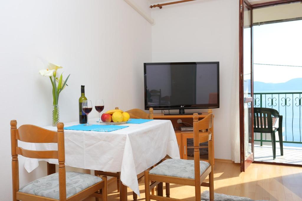 TV a/nebo společenská místnost v ubytování Apartments by the sea Podaca, Makarska - 11588