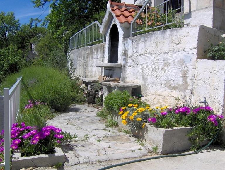 Vonkajšia záhrada v ubytovaní Apartments with a parking space Brela, Makarska - 11552