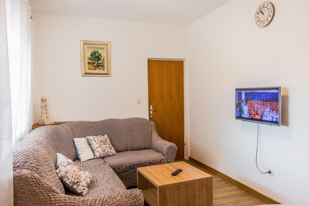 Televízia a/alebo spoločenská miestnosť v ubytovaní Apartments with a parking space Trpanj, Peljesac - 11545