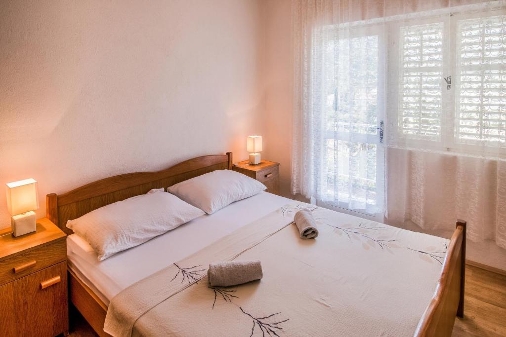 Posteľ alebo postele v izbe v ubytovaní Apartments with a parking space Trpanj, Peljesac - 11545