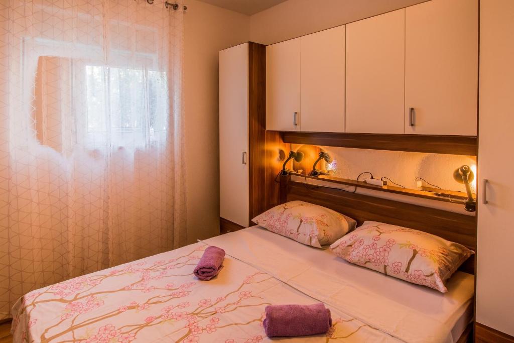 Posteľ alebo postele v izbe v ubytovaní Apartments with a parking space Trpanj, Peljesac - 11545