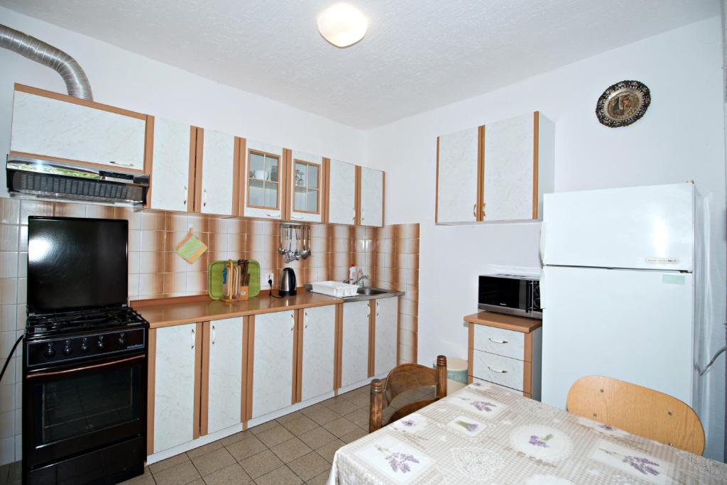 Kuchyňa alebo kuchynka v ubytovaní Apartments with a parking space Trpanj, Peljesac - 11545