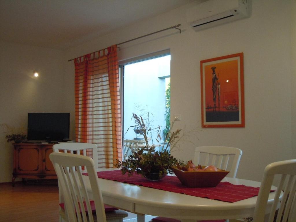Fotografia z galérie ubytovania Apartments by the sea Sveta Nedilja, Hvar - 13753 v destinácii Jelsa