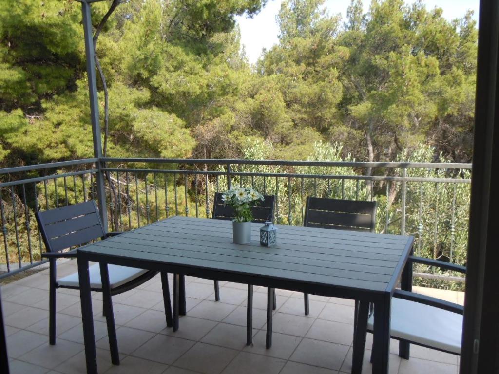 Fotografia z galérie ubytovania Apartments by the sea Sveta Nedilja, Hvar - 13753 v destinácii Jelsa