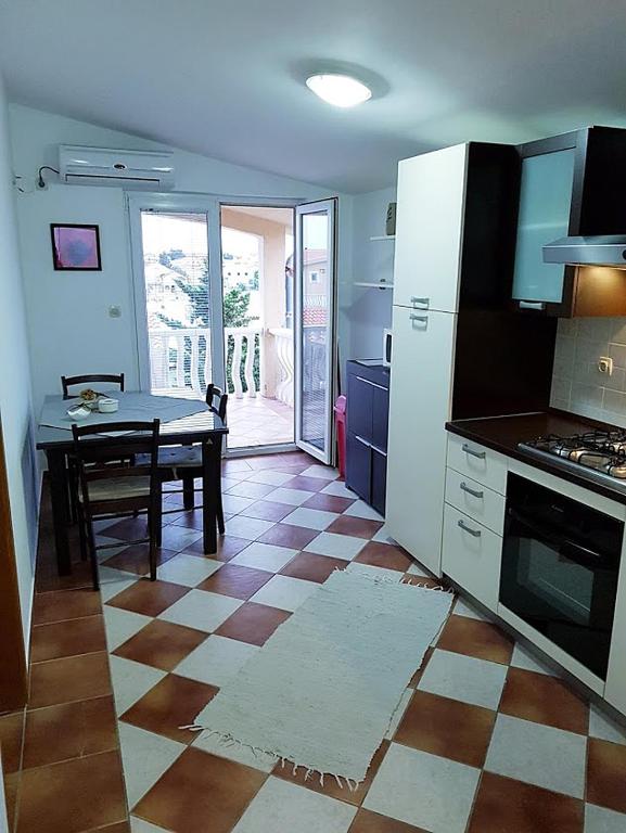 Fotografia z galérie ubytovania Apartments by the sea Vir - 13801 vo Viry