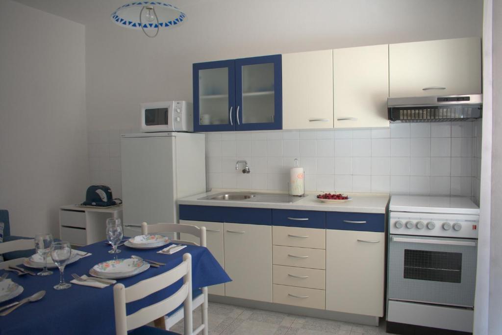 Fotografia z galérie ubytovania Apartments by the sea Podgora, Makarska - 13864 v Podgore