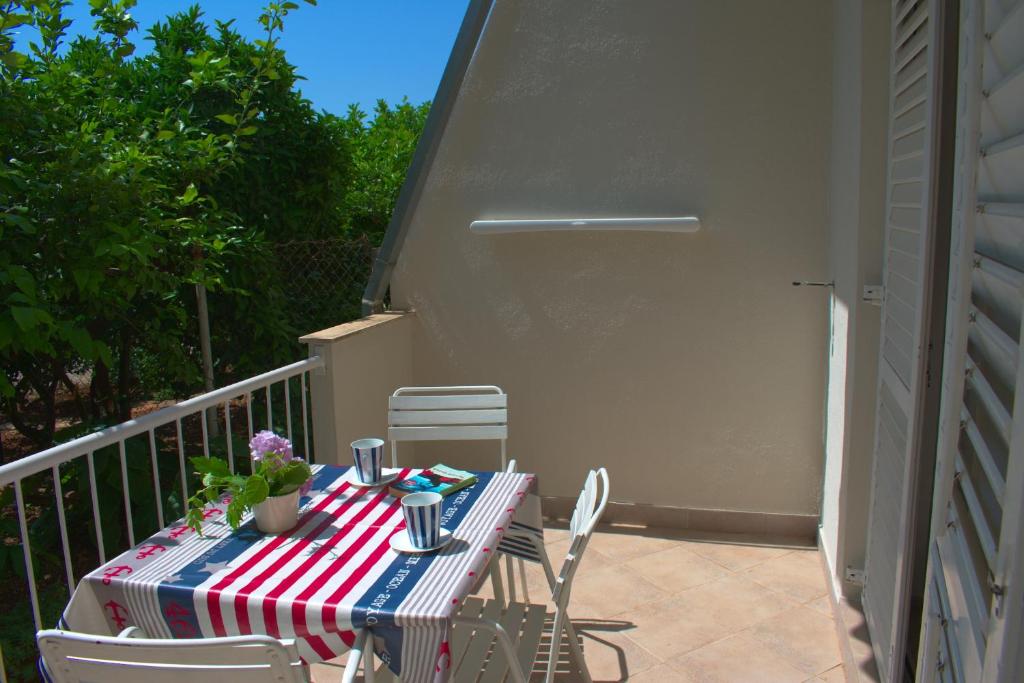 Fotografia z galérie ubytovania Apartments by the sea Podgora, Makarska - 13864 v Podgore