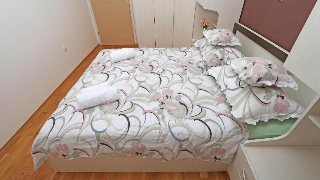 Posteľ alebo postele v izbe v ubytovaní Apartments with a parking space Makarska - 13871