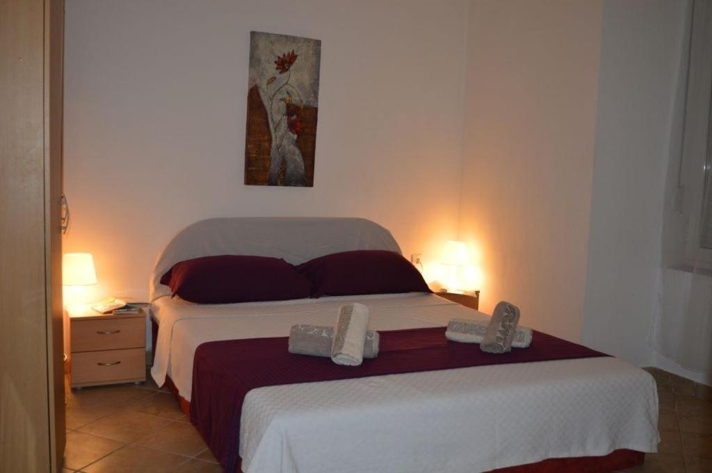 1 dormitorio con 1 cama con 2 toallas en Apartments with WiFi Rijeka - 13882, en Rijeka