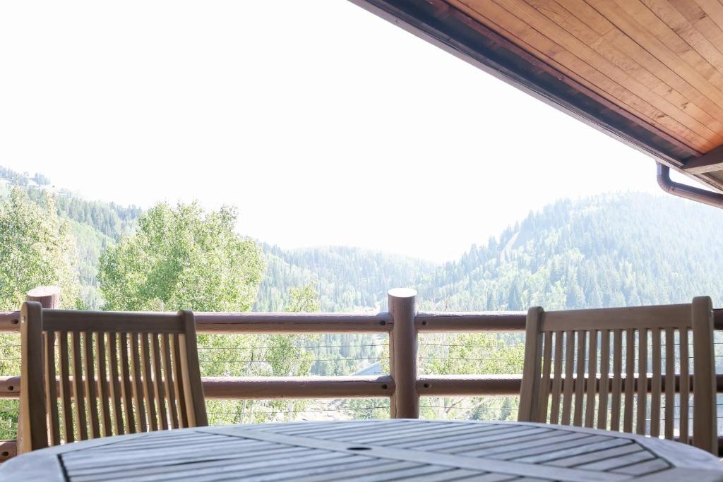 balcón con mesa y vistas a las montañas en Sterling Studio Hotel Room en Park City