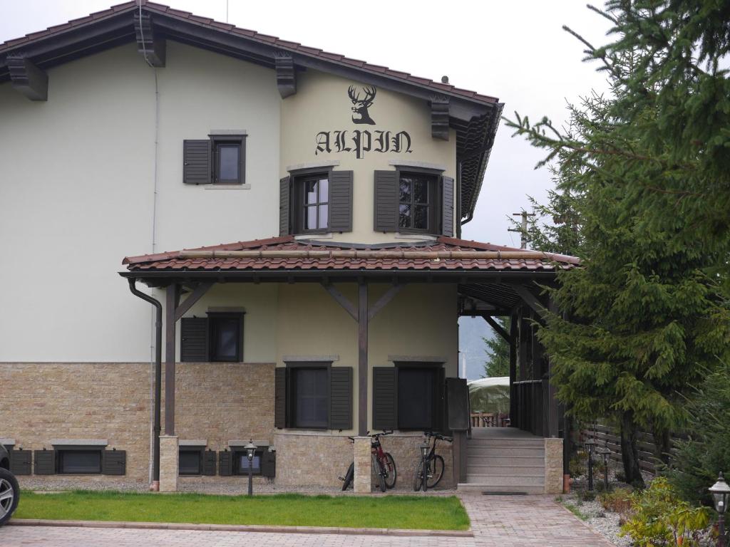 a building with a sign that reads akhtar at Pensiunea Vis Alpin Belis in Beliş