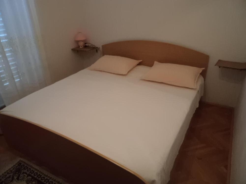 S&auml;ng eller s&auml;ngar i ett rum p&aring; Apartments and rooms with parking space Makarska - 13979