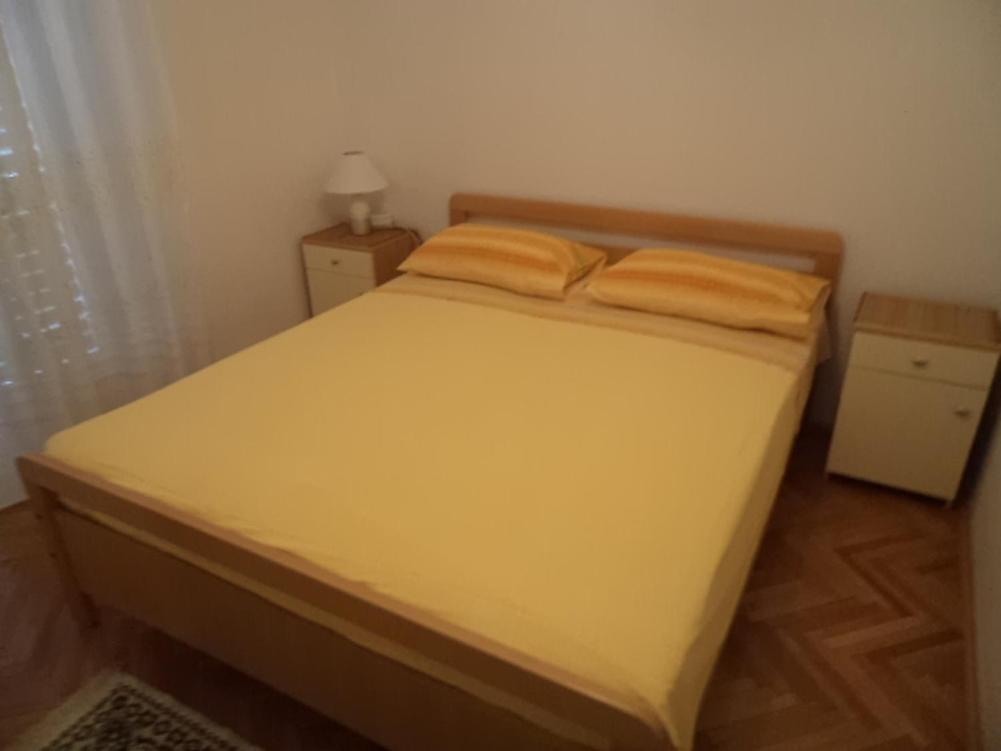 S&auml;ng eller s&auml;ngar i ett rum p&aring; Apartments and rooms with parking space Makarska - 13979