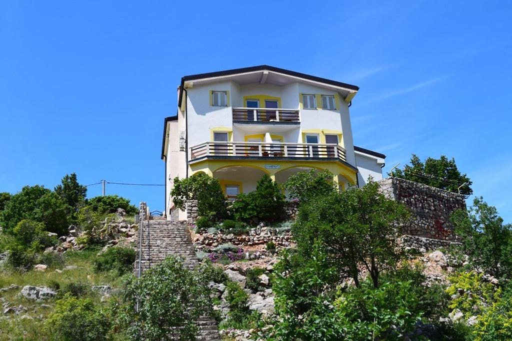 Budova, v ktorej sa apartmán nachádza