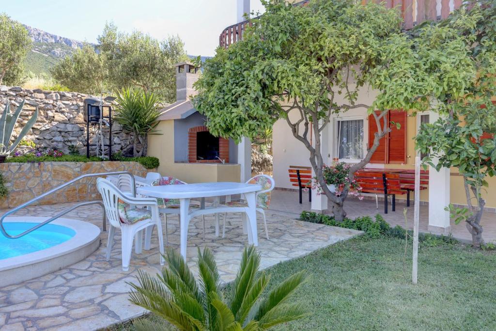 Fotografie z fotogalerie ubytování Family friendly apartments with a swimming pool Kastel Sucurac, Kastela - 14047 v destinaci Kaštela