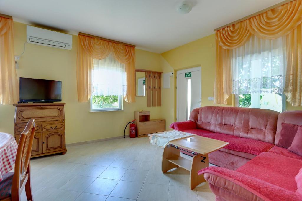 Fotografie z fotogalerie ubytování Family friendly apartments with a swimming pool Kastel Sucurac, Kastela - 14047 v destinaci Kaštela