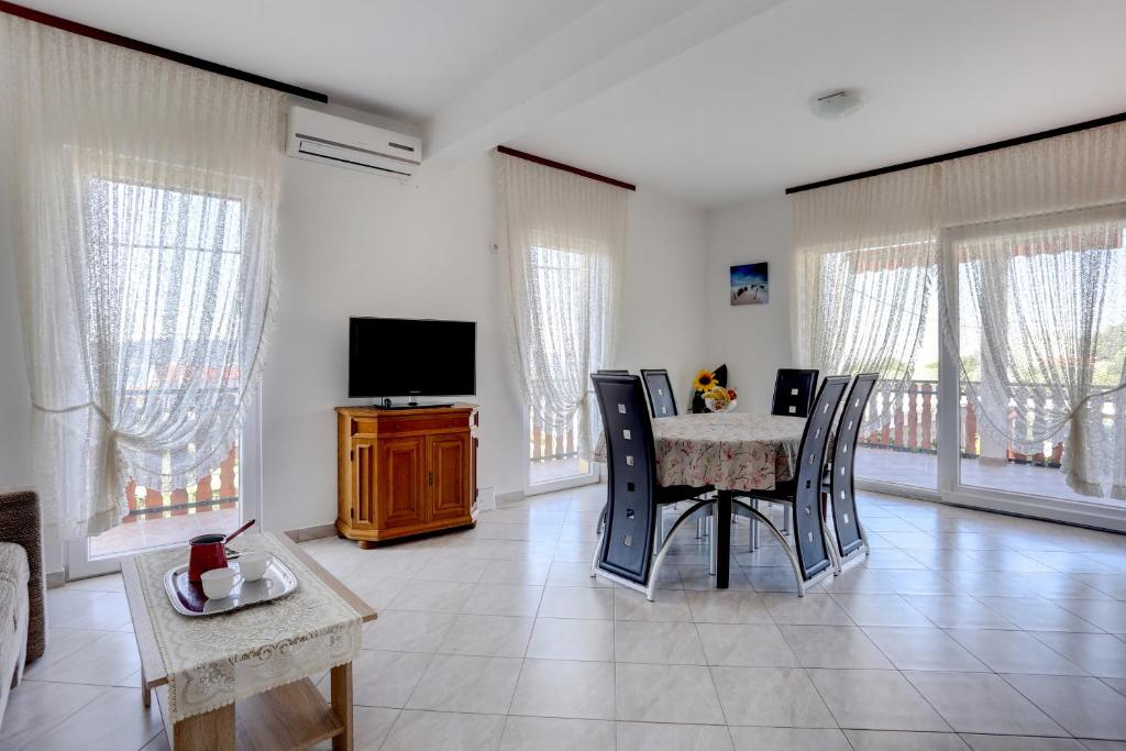 Fotografie z fotogalerie ubytování Family friendly apartments with a swimming pool Kastel Sucurac, Kastela - 14047 v destinaci Kaštela